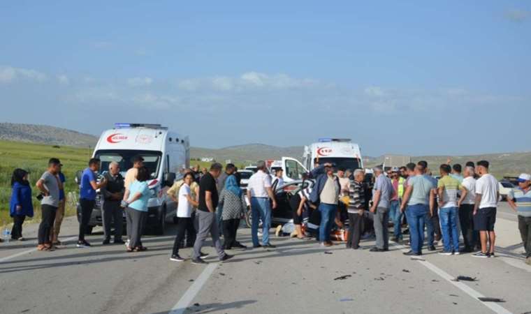 Antalya’da otomobil, seyir halindeki araca arkadan çarptı: 3 ölü, 9 yaralı