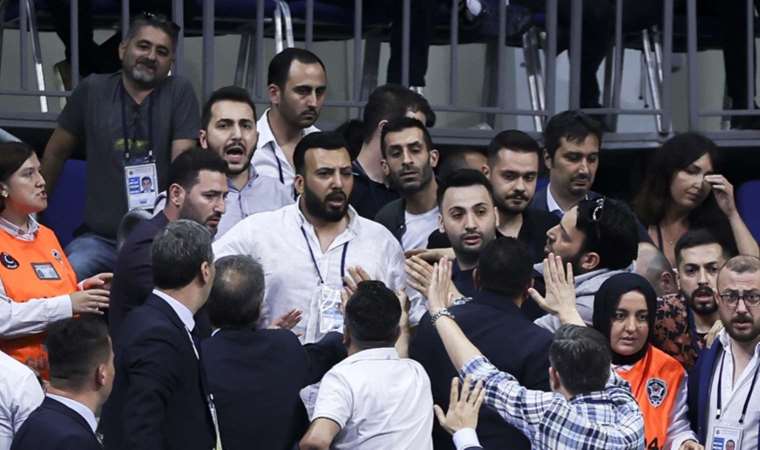 Fenerbahçe Mali Genel Kurulu'nda kavga çıktı