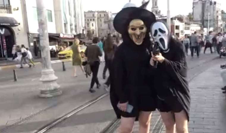Taksim'de ilginç anlar! Maskeli ve oyuncak silahlı kızların eğlencesi kötü bitti