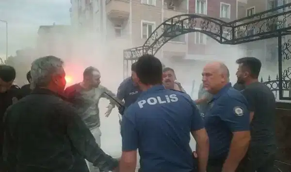Çorum'da hareketli dakikalar: Emniyet'in önünde kendini ateşe verdi