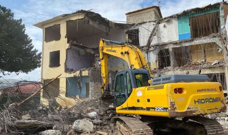 Depremde hasar alan belediye binası yıkıldı