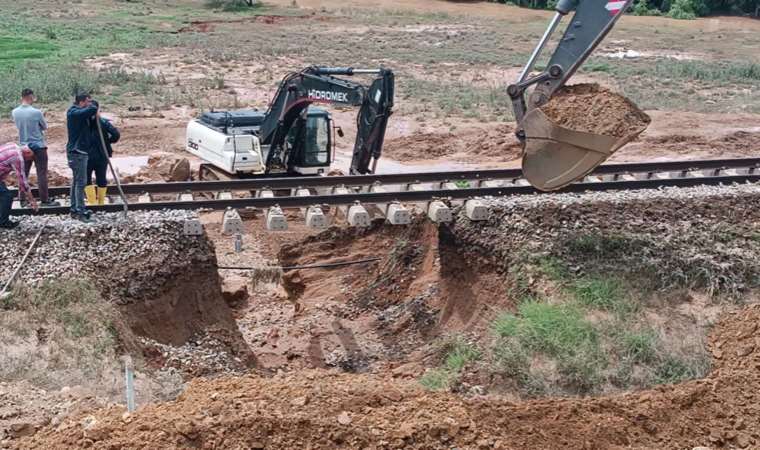 Kırıkkale'de sağanak taşkınlara neden oldu: Doğu Ekspresi hattı hasar gördü