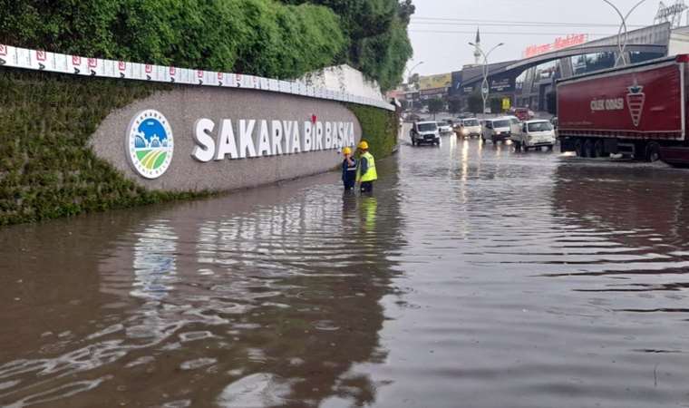 Sakarya'da sağanak etkili oldu: Sokaklar göle döndü