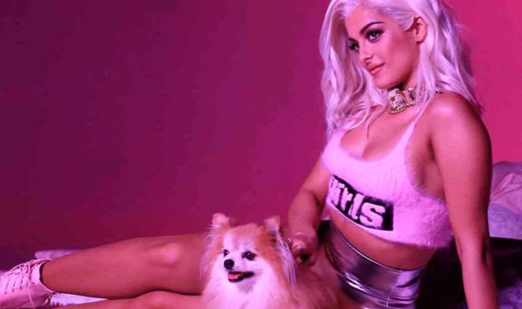 ABD’li sanatçı Bebe Rexha’nın suratına konser sırasında telefon fırlatıldı