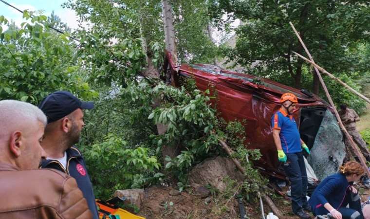 Otomobil köprüden Harşit Çayı’na uçtu: 2 ölü, 3 yaralı