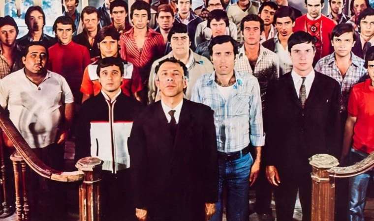 Hababam Sınıfı Uyanıyor filmi konusu nedir? Hababam Sınıfı Uyanıyor filmi nerede çekildi? Hababam Sınıfı Uyanıyor filmi oyuncuları kimler?