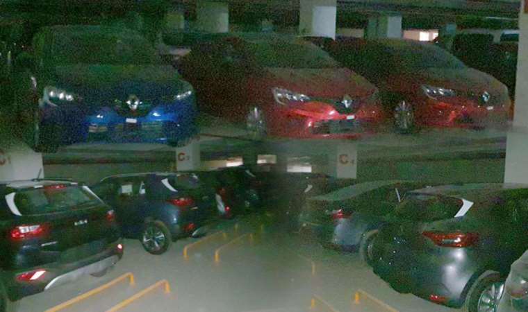 Diyarbakır Havalimanı'nın otoparkında bulundu! Onlarca sıfır araç...