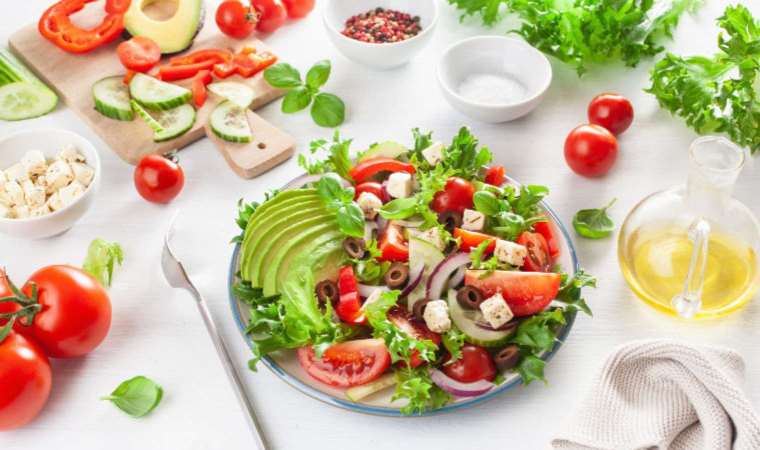 Yaza özel salatalar! Pratik ve doyurucu 10 salata tarifi…