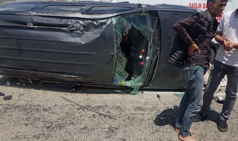 Karşı şeride geçen araç devrildi: 1 çocuk hayatını kaybetti, 6 kişi yaralandı!