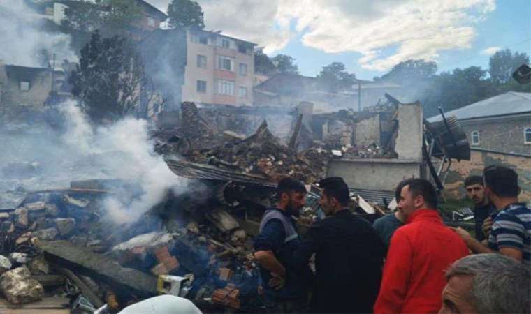 Erzurum'daki yangın 6 saat sonra söndürüldü: 12 ev kullanılamaz hale geldi