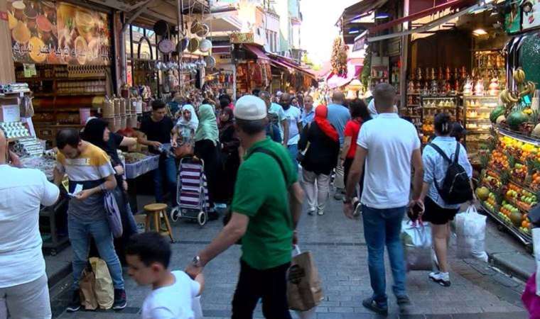 Eminönü'nde bayram alışverişi yoğunluğu: Yurttaş yüksek fiyattan şikayetçi