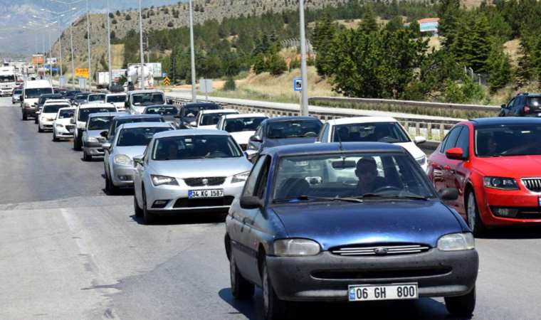 Akın akın gidiyorlar! Her geçen dakika trafik artıyor... İşte yollarda son durum