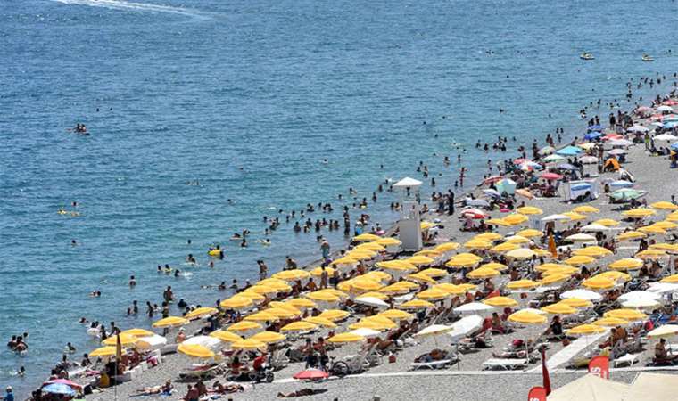 Tatil bölgelerinde bayram yoğunluğu... Sahiller doldu taştı!
