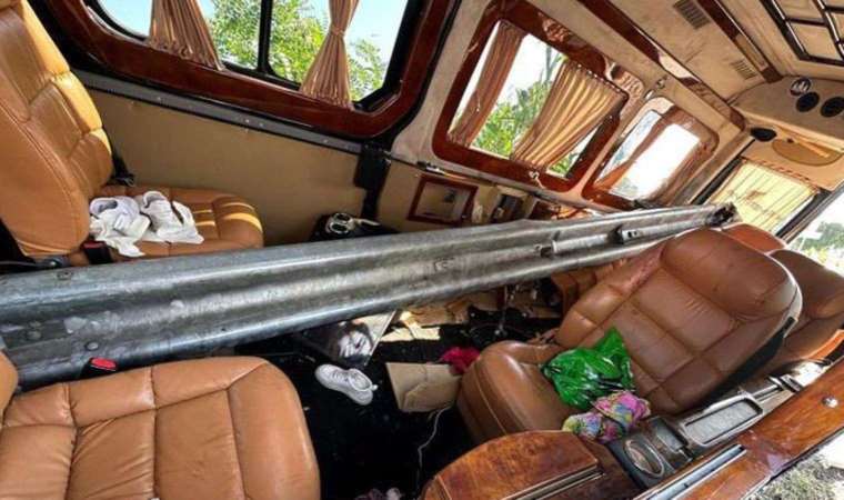 Dehşete düşüren kaza: Minibüsün içinden bariyer geçti!