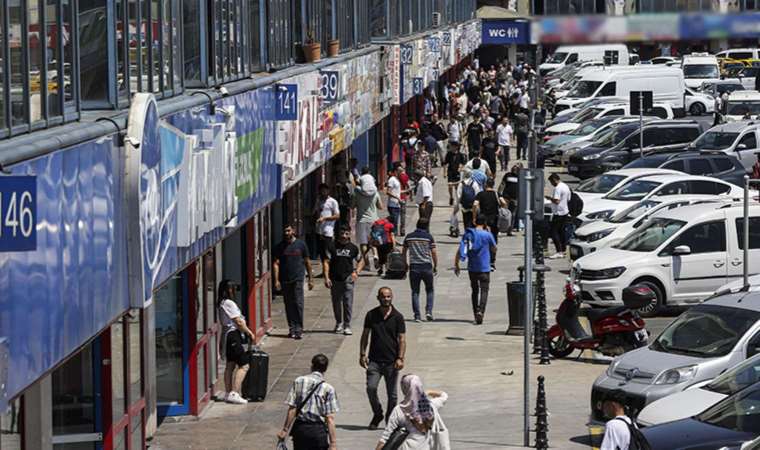 Otogarlarda bayram yoğunluğu: 600 TL olan bilet 1000 TL'ye çıktı, yurttaş İstanbul'da kaldı