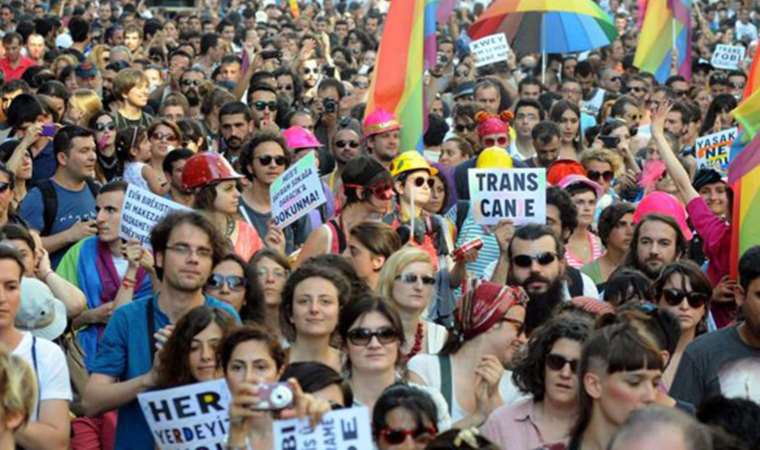 İstanbul'da düzenlenen onur yürüyüşünde 113 kişi gözaltına alındı