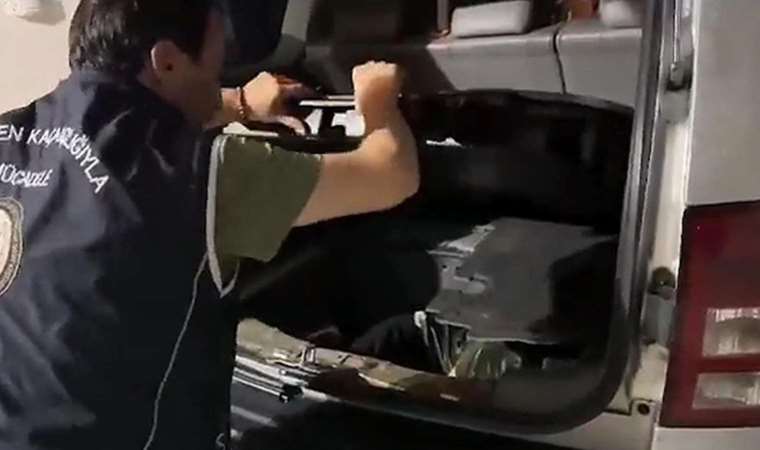 Yurt dışına kaçmaya çalışan terör şüphelisi, otomobil bagajındaki gizli bölmede yakalandı
