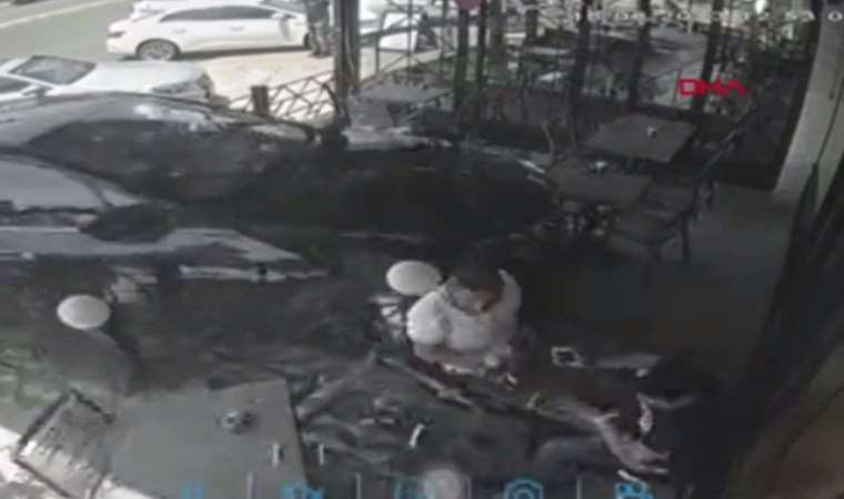 Fren yerine gaza basınca pastaneye daldı, müşterileri teğet geçti