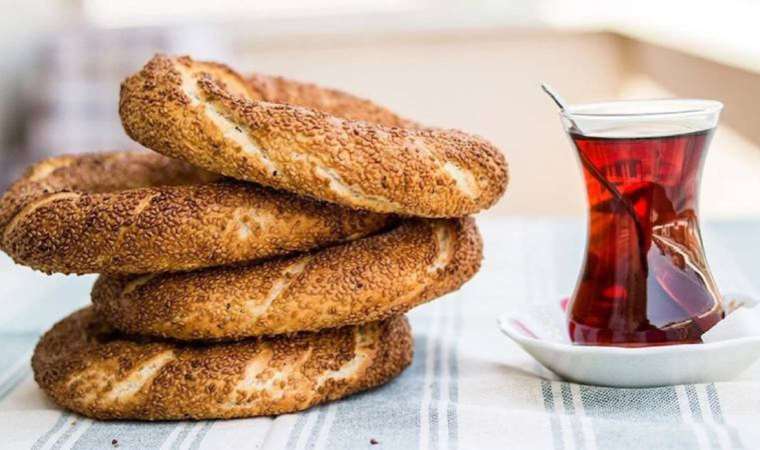 Emekliler bayrama çay ve simitle girdi