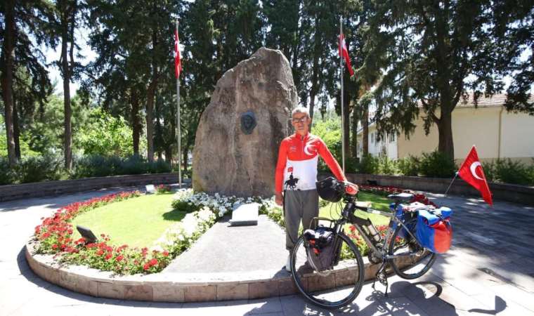 Cumhuriyet'in 100. yılı anısına Sivas’tan Karşıyaka’ya pedalladı