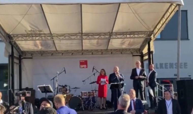 Almanya Başbakanı Scholz, katıldığı bir etkinlikte protesto edildi