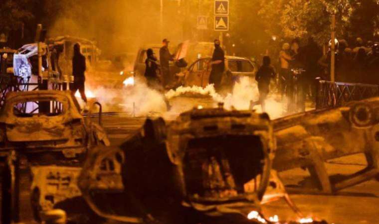 Fransa'da protestolar büyüyor: Tutuklu polis öldürdüğü gencin ailesinden özür diledi, en az 100 kişi gözaltına alındı