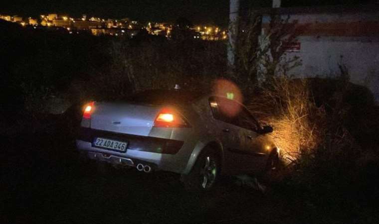 Edirne'de faciadan dönüldü: Virajı alamayan otomobil duvara çarparak durabildi