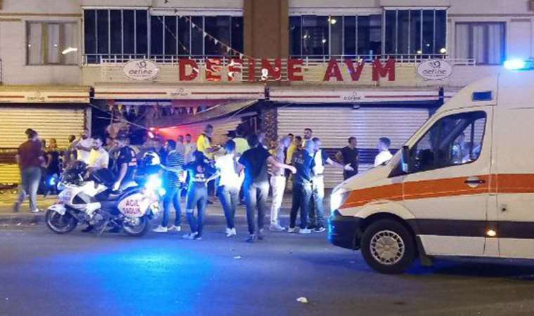 Diyarbakır'da otomobil, çarptığı hafif ticari araç ile AVM'ye daldı: 1 ölü, 7 yaralı