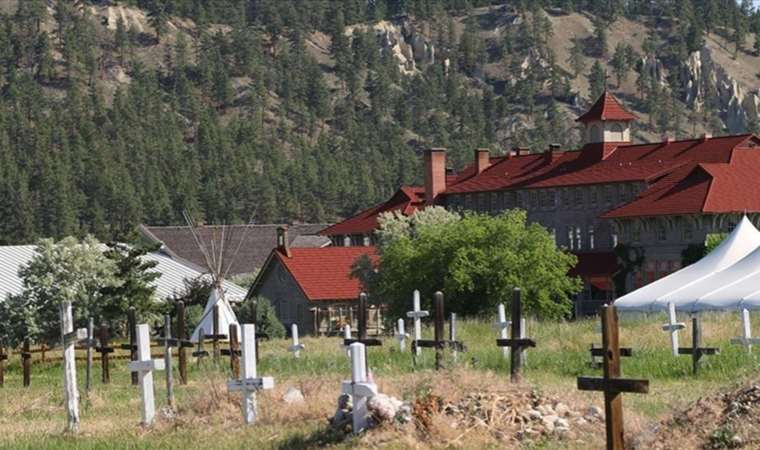 Kanada'daki bir yatılı kilise okulunun alanında 88 kayıtsız mezar bulundu