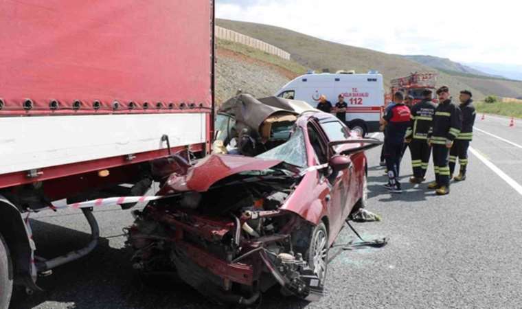 Otomobil TIR'ın altına girdi: 2 ölü, 3 yaralı