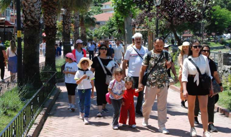 Amasra'da bayram yoğunluğu: İlçeye bir günde 10 bin araç girdi