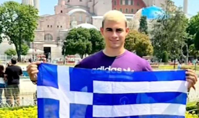 Ayasofya önünde Yunanistan bayrağıyla provokatif paylaşım yapan kişiye ülkeye giriş yasağı konuldu