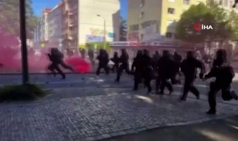 Almanya’da polis ve göstericiler arasında arbede