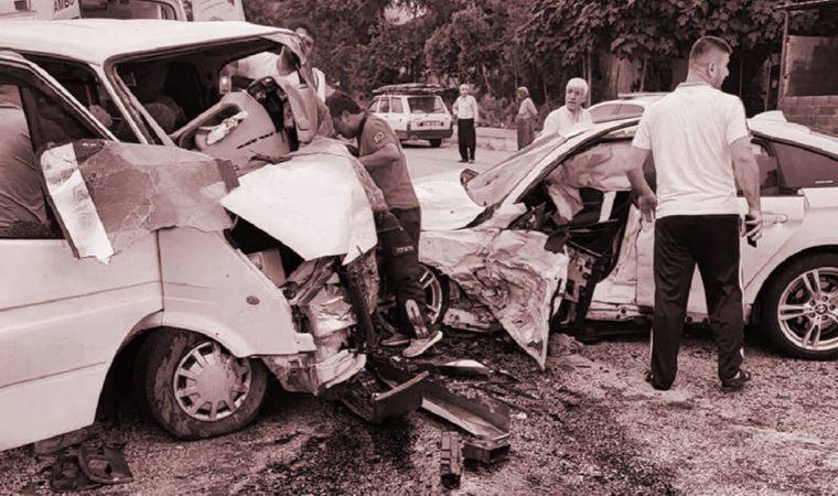 Osmaniye'de otomobil ile minibüs çarpıştı, 1 kişi öldü, 13 kişi yaralandı