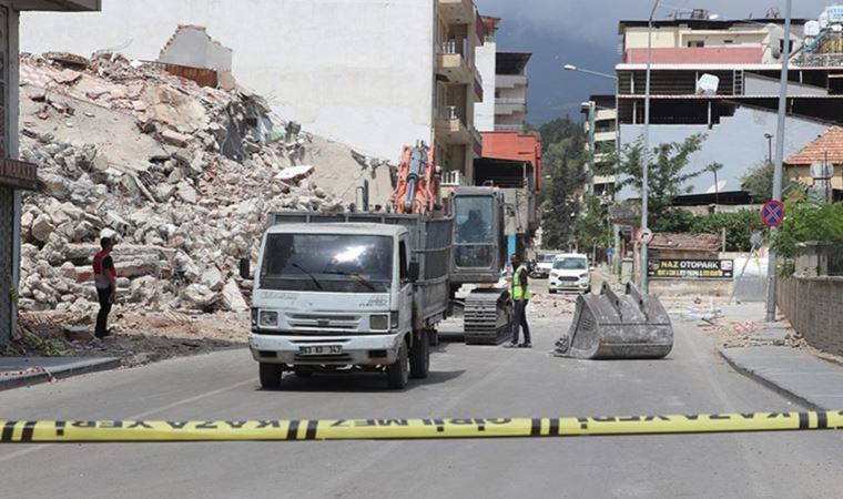 Hatay'da ağır hasarlı 4 katlı bina çöktü