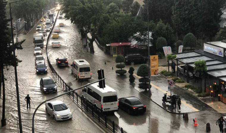 Amasya'da sağanak hayatı olumsuz etkiledi! Yollar göle döndü, ev ve işyerlerini su bastı