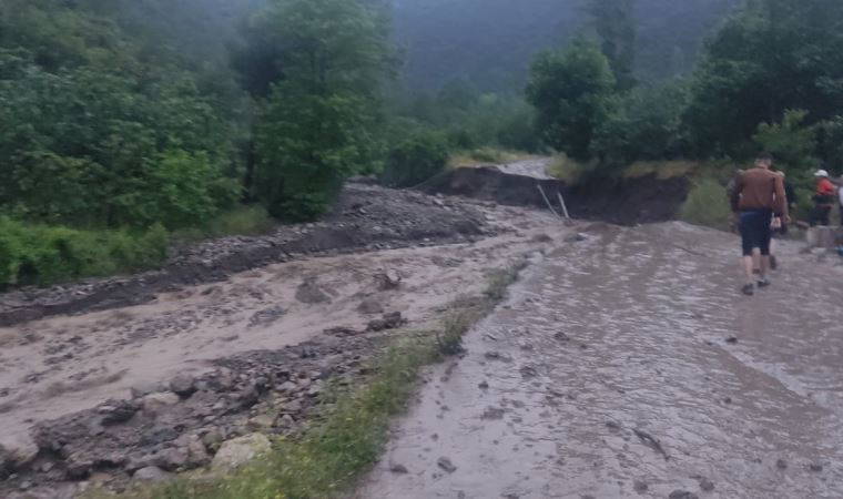 Amasya’da sel sularına kapılan otomobildeki 2 kişi kayboldu