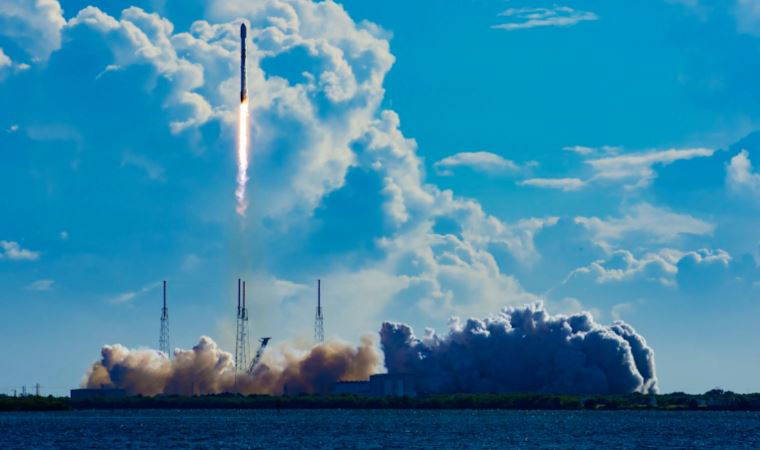 SpaceX, 22 Starlink uydusunu başarılı şekilde uzaya gönderdi