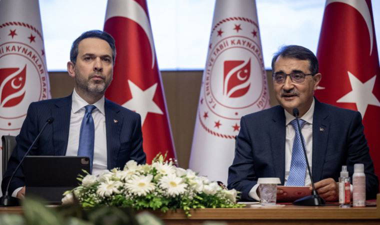 Enerji ve Tabii Kaynaklar Bakanlığı'nda devir teslim: Alparslan Bayraktar, görevi Fatih Dönmez'den devraldı