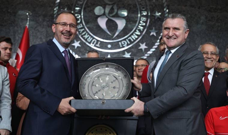 Yeni Gençlik ve Spor Bakanı Osman Aşkın Bak görevi devraldı