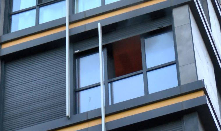 Kadıköy'de dehşet anları: Kendini kilitlediği evini ateşe verdi