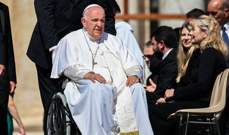 Papa Francesco ameliyat olmak üzere hastaneye kaldırıldı