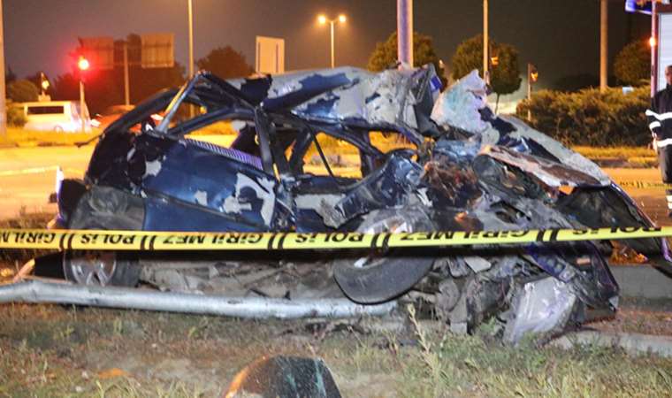 Yolcu otobüsünün çarptığı otomobildeki 2 kuzen hayatını kaybetti, 2 yaralı