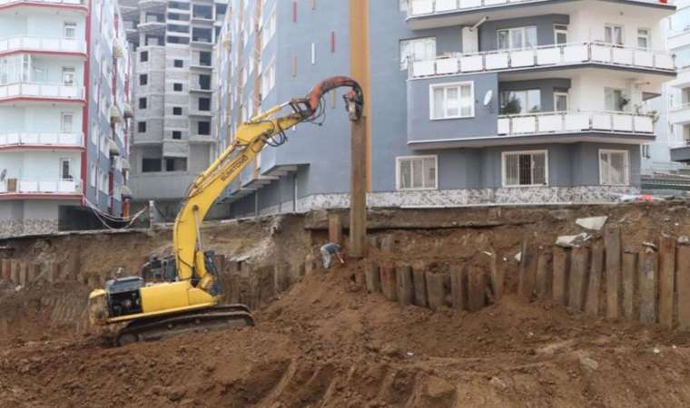 Samsun'da temel kazısında toprak kayması: Yanındaki bina tahliye edildi
