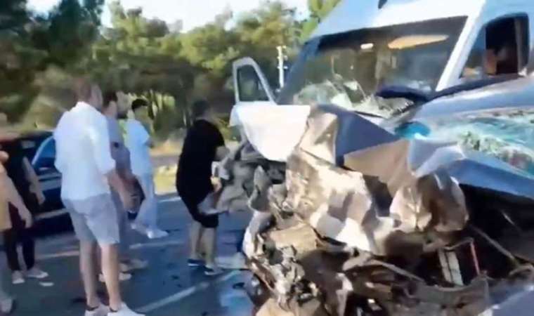 İzmir'de karşı şeride geçen otomobil, yolcu minibüsüyle çarpıştı: 4 ölü, 21 yaralı