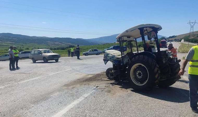 Manisa'da otomobil ile traktör çarpıştı: 4'ü çocuk 7 yaralı