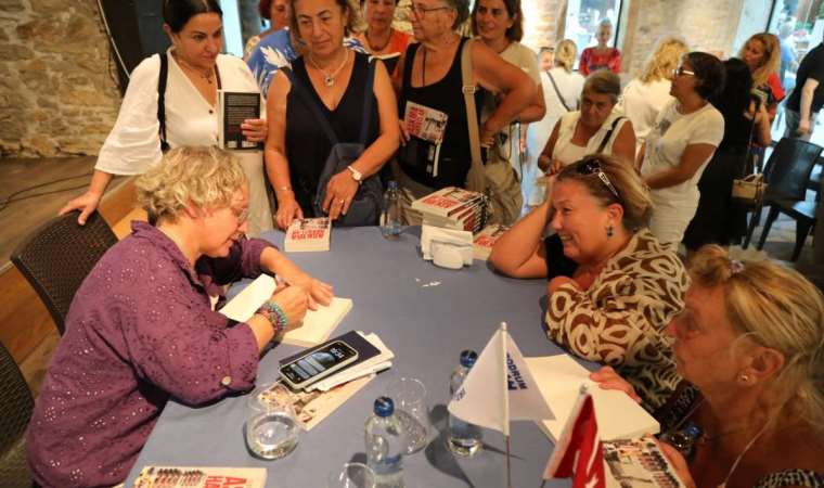 Hacer Foggo Bodrum’da okurlarıyla bir araya geldi