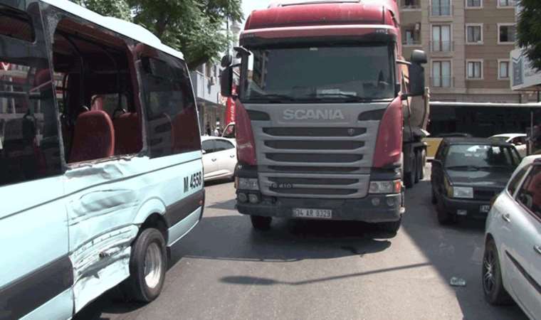 Ümraniye’de yolcu dolu dolmuş ile TIR çarpıştı: 5 yaralı