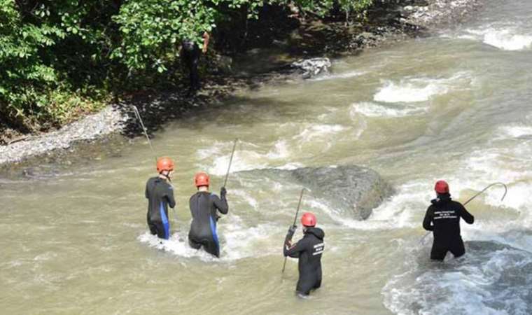 Sel nedeniyle dereye düşen kadını arama çalışmaları devam ediyor