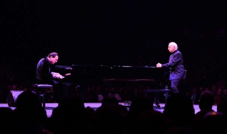 Usta isimler önceki akşam ENKA Açıkhava Tiyatrosu’ndaydı: Nâzım Hikmet, Say, Erkal ve yağmur...